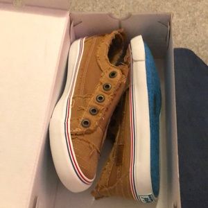 Tennis shoes - womens
